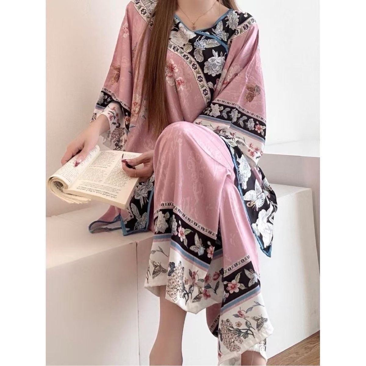 New Chinese-style floral pajamas for women—suitable for spring, summer, and autumn—featuring a palace-inspired aesthetic; a versatile set suitable for both loungewear and casual outings.👉(30% advance) vibrant vogue