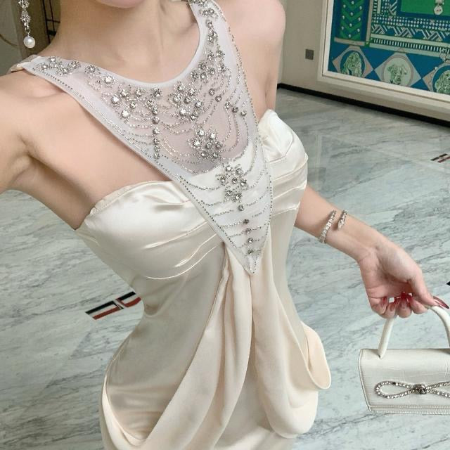 Western women" style birthday party dress: a sleeveless, halter-neck, waist-cinching, and slimming formal dress featuring intricate rhinestone embellishments. (Vibrant vogue)
