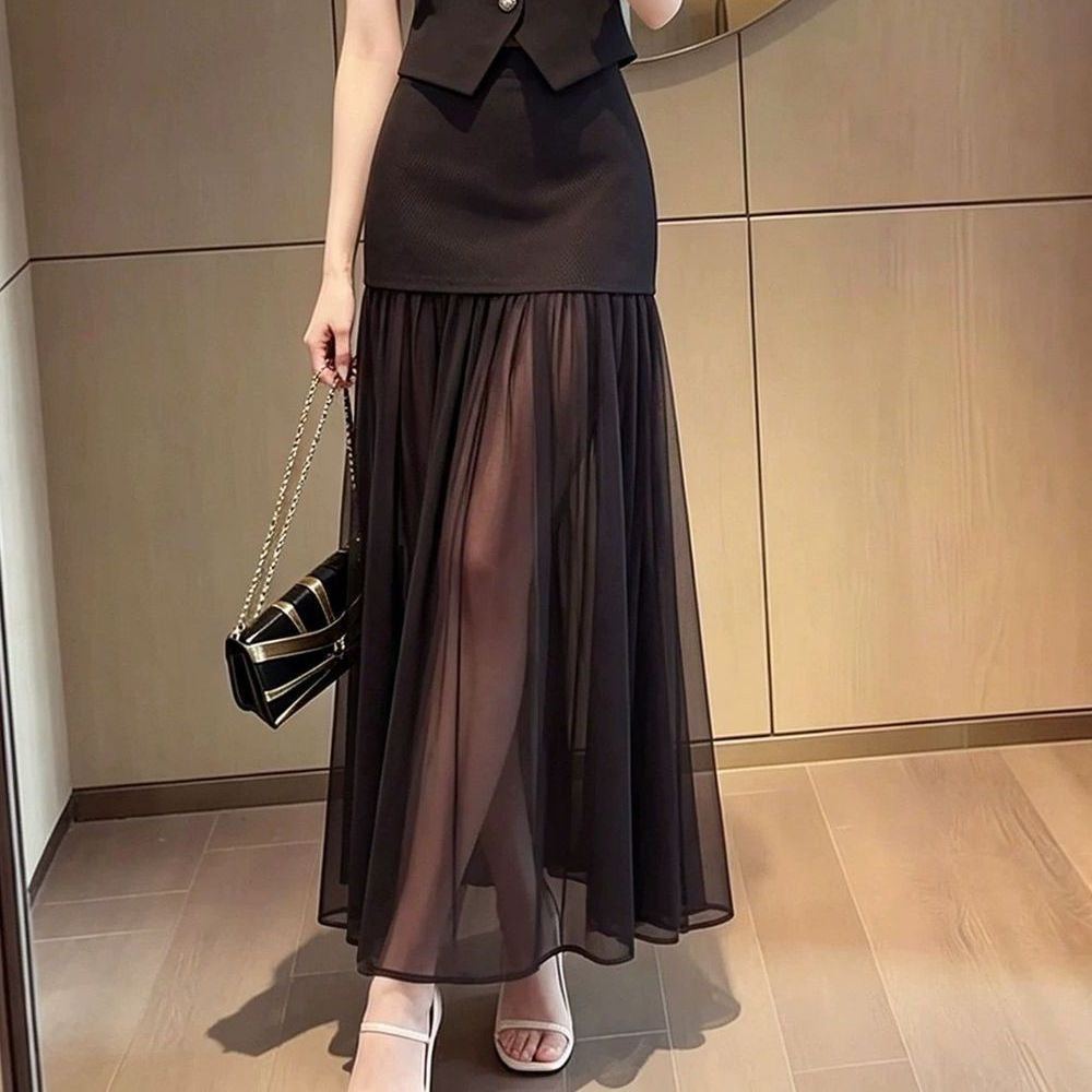 This super popular summer outfit features a sophisticated and elegant two-piece set with a vest and mesh skirt, exuding a mature and graceful style.