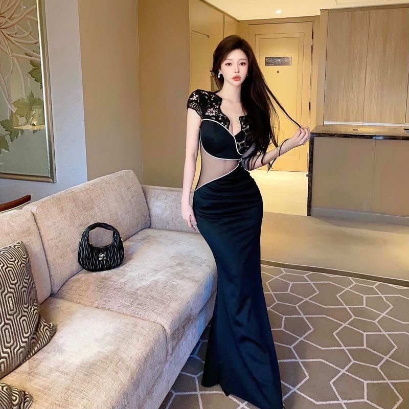 A light formal dress that can be worn casually as a long dress; a see-through mesh patchwork short-sleeved dress for a sophisticated and mature look.