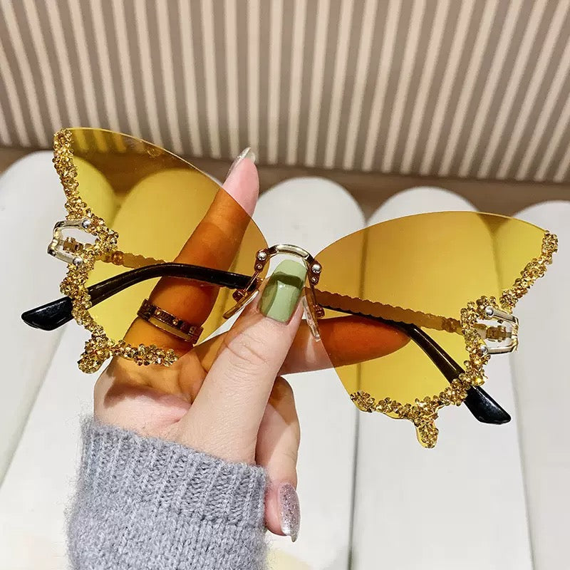 New butterfly shape diamond rimless sunglasses women's fashion personality exaggerated sunglasses cross-border European and American Internet celebrity broken Diamond if in stock available👉Delivery time 3 to 5 days and if Pre-order then 👉delivery time 1