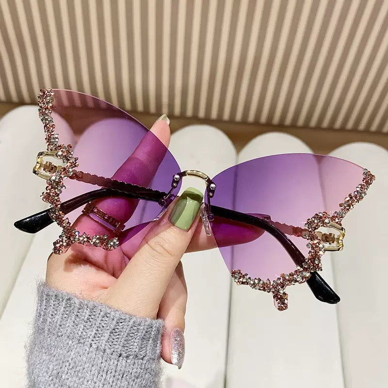 New butterfly shape diamond rimless sunglasses women's fashion personality exaggerated sunglasses cross-border European and American Internet celebrity broken Diamond if in stock available👉Delivery time 3 to 5 days and if Pre-order then 👉delivery time 1